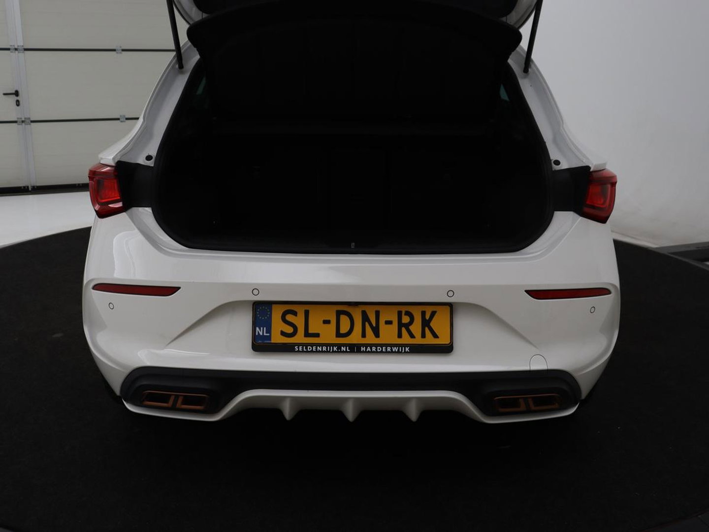 CUPRA Leon 1.4 eHybrid | SOH 90% | Carplay | Stoelverwarming | Adaptive cruise | Memory | Camera | Sfeerverlichting | Keyless | Sportstoelen | Navigatie | Full LED | Parkeerhulp | PHEV | Plug In