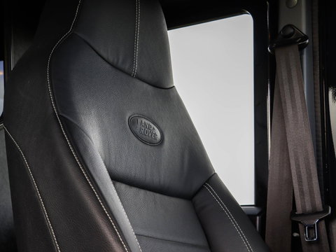 Land Rover Defender 2.2 D SW 110" XTech 6.575 KM in Concoursstaat