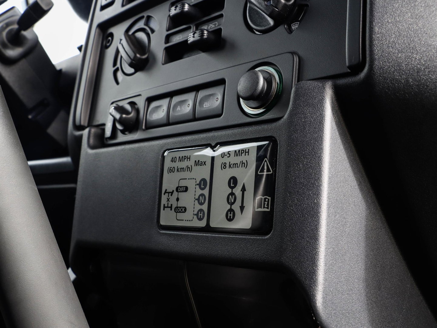 Land Rover Defender 2.2 D SW 110" XTech 6.575 KM in Concoursstaat