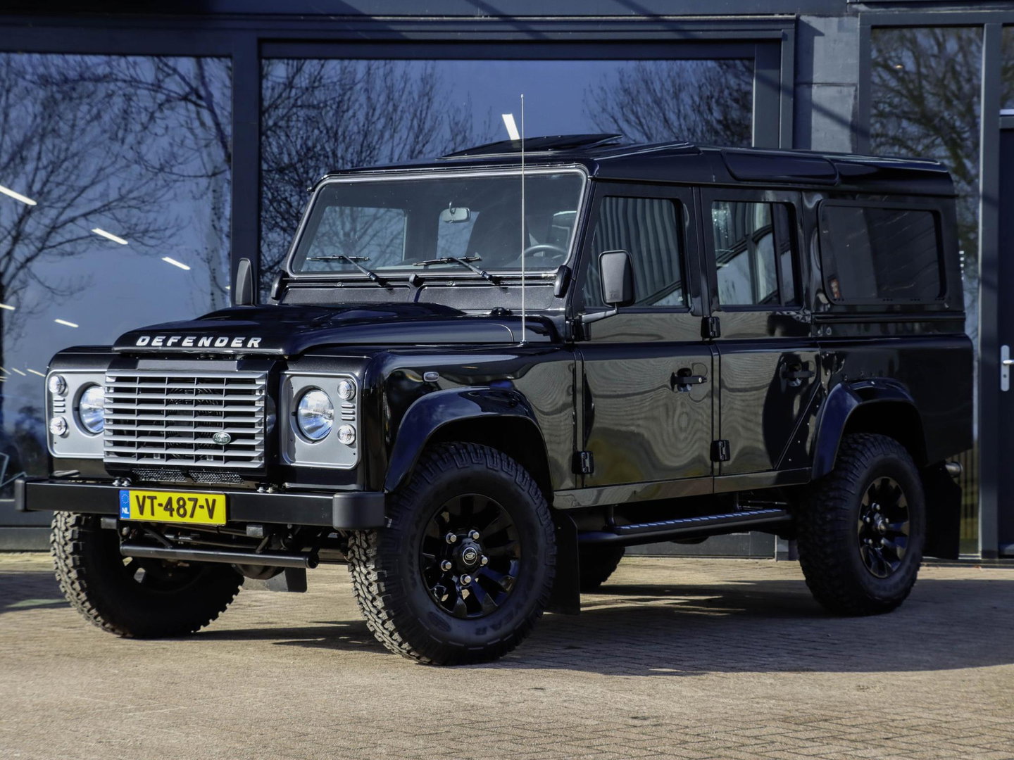 Land Rover Defender 2.2 D SW 110" XTech 6.575 KM in Concoursstaat