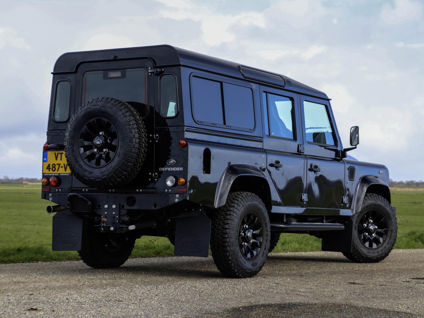 Land Rover Defender 2.2 D SW 110" XTech 6.575 KM in Concoursstaat