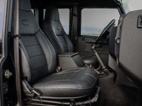 Land Rover Defender 2.2 D SW 110" XTech 6.575 KM in Concoursstaat