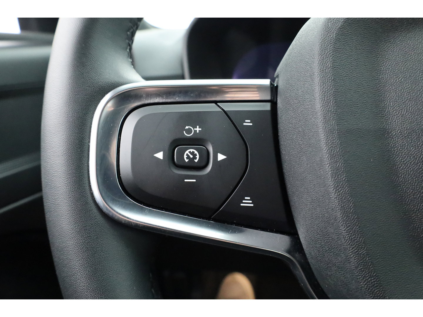 Volvo XC40 Recharge Plus | ACC | Blis | Trekhaak | achteruitrijcamera | Carplay | Stoel & Stuur verwarming |