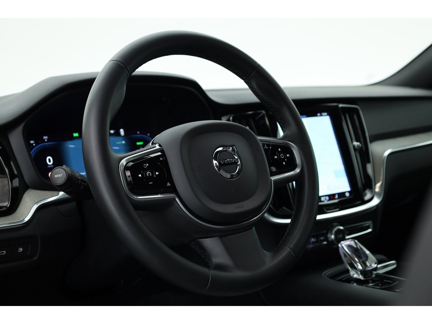 Volvo V60 2.0 T6 Plug-in hybrid AWD Plus Bright | Pilot Ass. | Blis | H&K | Elek. stoel met mem. | Stuur- & 4x stoelverw. |