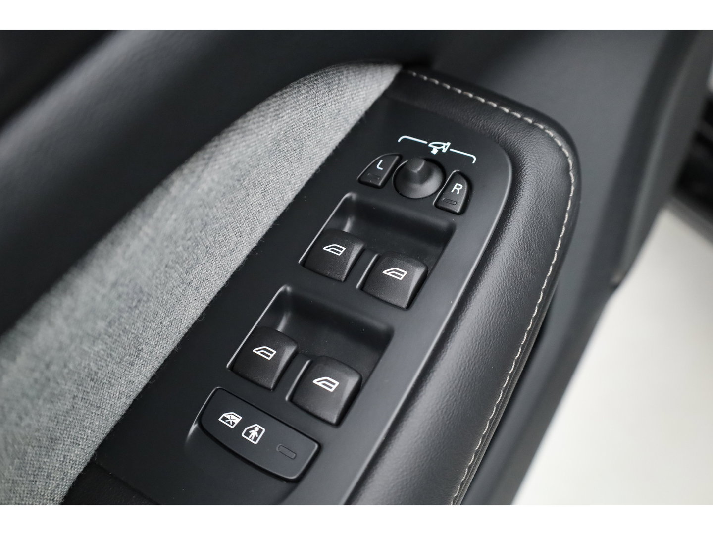 Volvo V60 2.0 T6 Plug-in hybrid AWD Plus Bright | Pilot Ass. | Blis | H&K | Elek. stoel met mem. | Stuur- & 4x stoelverw. |