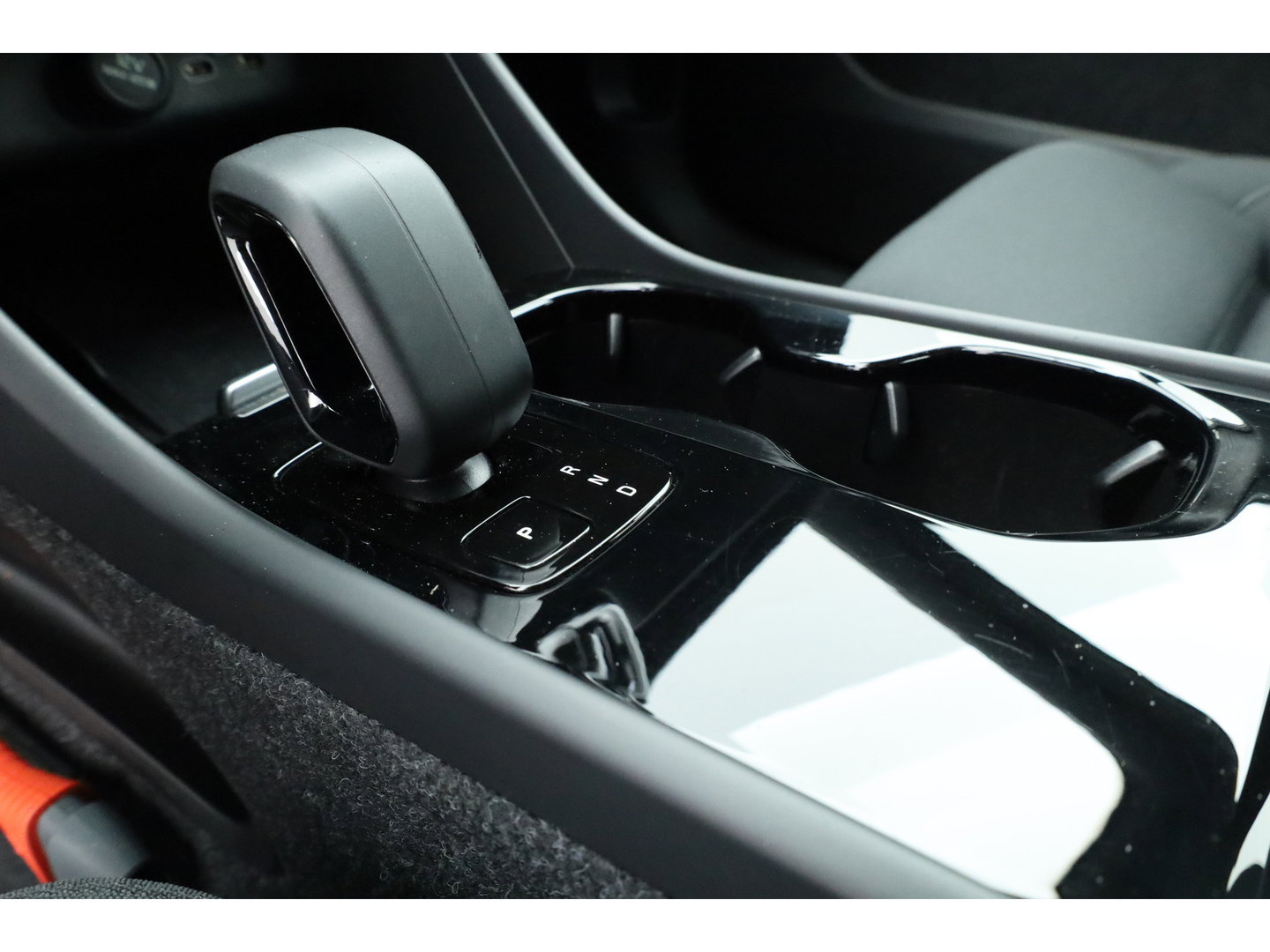 Volvo XC40 Recharge Plus | ACC | Blis | Trekhaak | achteruitrijcamera | Carplay | Stoel & Stuur verwarming |