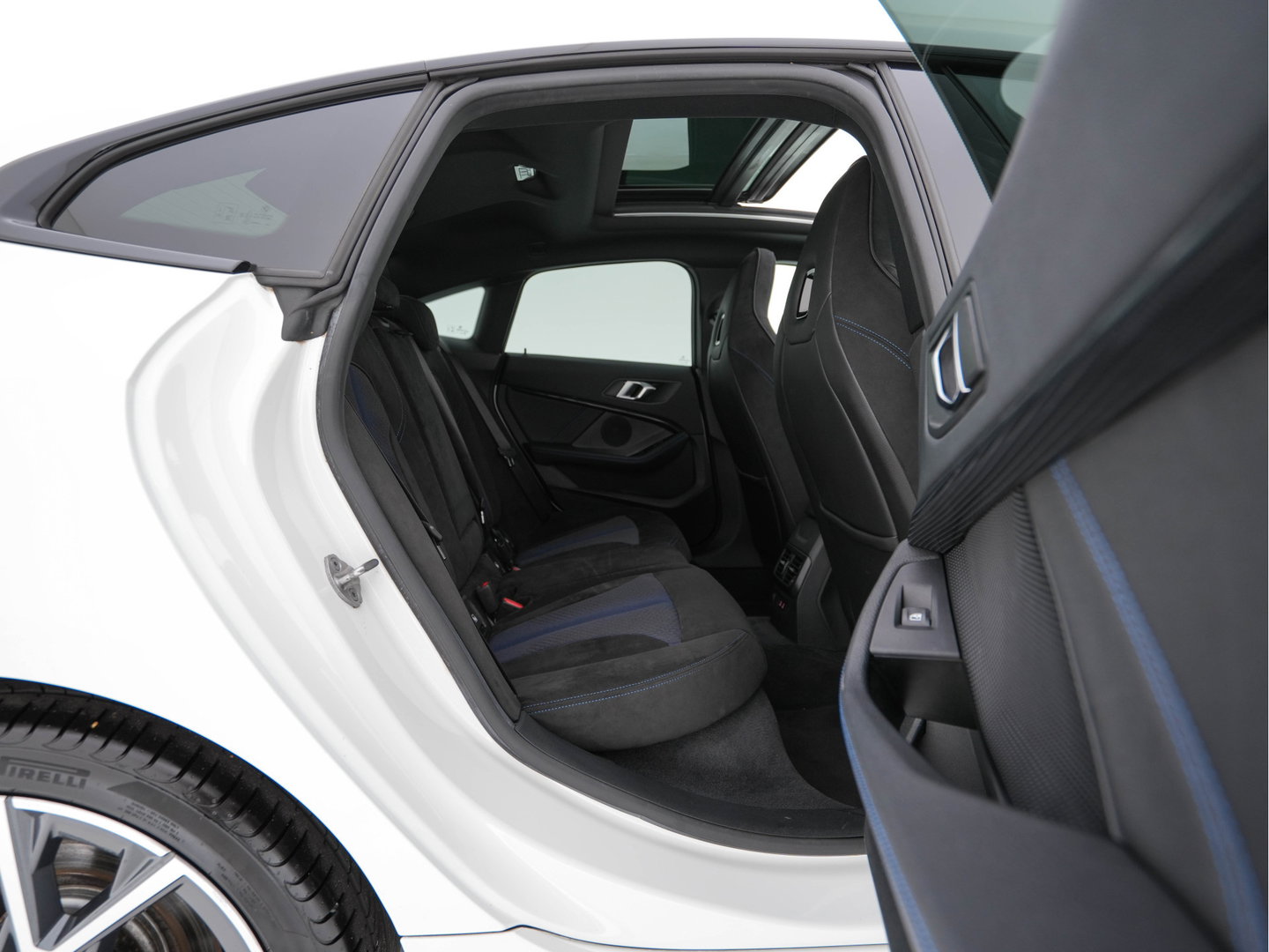 BMW 2 Serie Gran Coupé 220i M-Sportpack Business Edition (INCL-BTW) Aut. *PANO | MICROFIBRE-SPORTSEATS | FULL-LED | DIGI-COCKPIT | CAMERA | NAVI-FULLMAP | HIFI-SOUND | DAB+ | ECC | PDC | CRUISE | CARPLAY | KEYLESS | PRIVACYGLASS | 18"ALU*