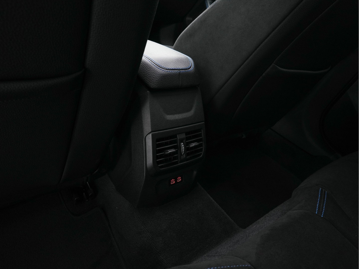 BMW 2 Serie Gran Coupé 220i M-Sportpack Business Edition (INCL-BTW) Aut. *PANO | MICROFIBRE-SPORTSEATS | FULL-LED | DIGI-COCKPIT | CAMERA | NAVI-FULLMAP | HIFI-SOUND | DAB+ | ECC | PDC | CRUISE | CARPLAY | KEYLESS | PRIVACYGLASS | 18"ALU*