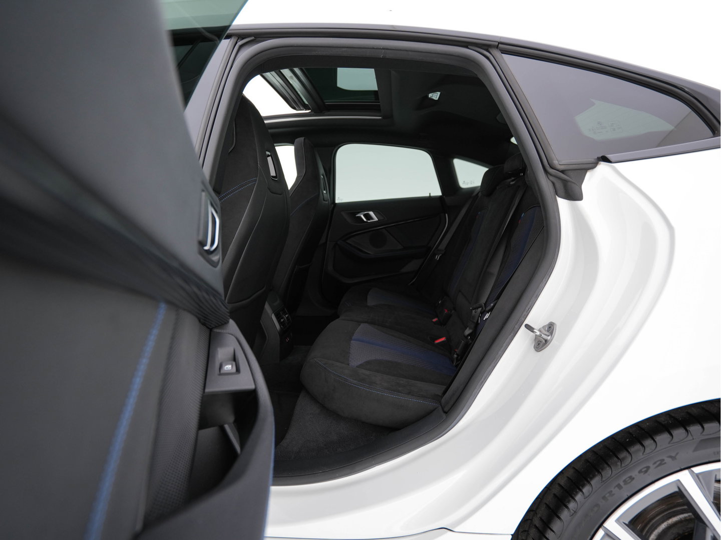 BMW 2 Serie Gran Coupé 220i M-Sportpack Business Edition (INCL-BTW) Aut. *PANO | MICROFIBRE-SPORTSEATS | FULL-LED | DIGI-COCKPIT | CAMERA | NAVI-FULLMAP | HIFI-SOUND | DAB+ | ECC | PDC | CRUISE | CARPLAY | KEYLESS | PRIVACYGLASS | 18"ALU*