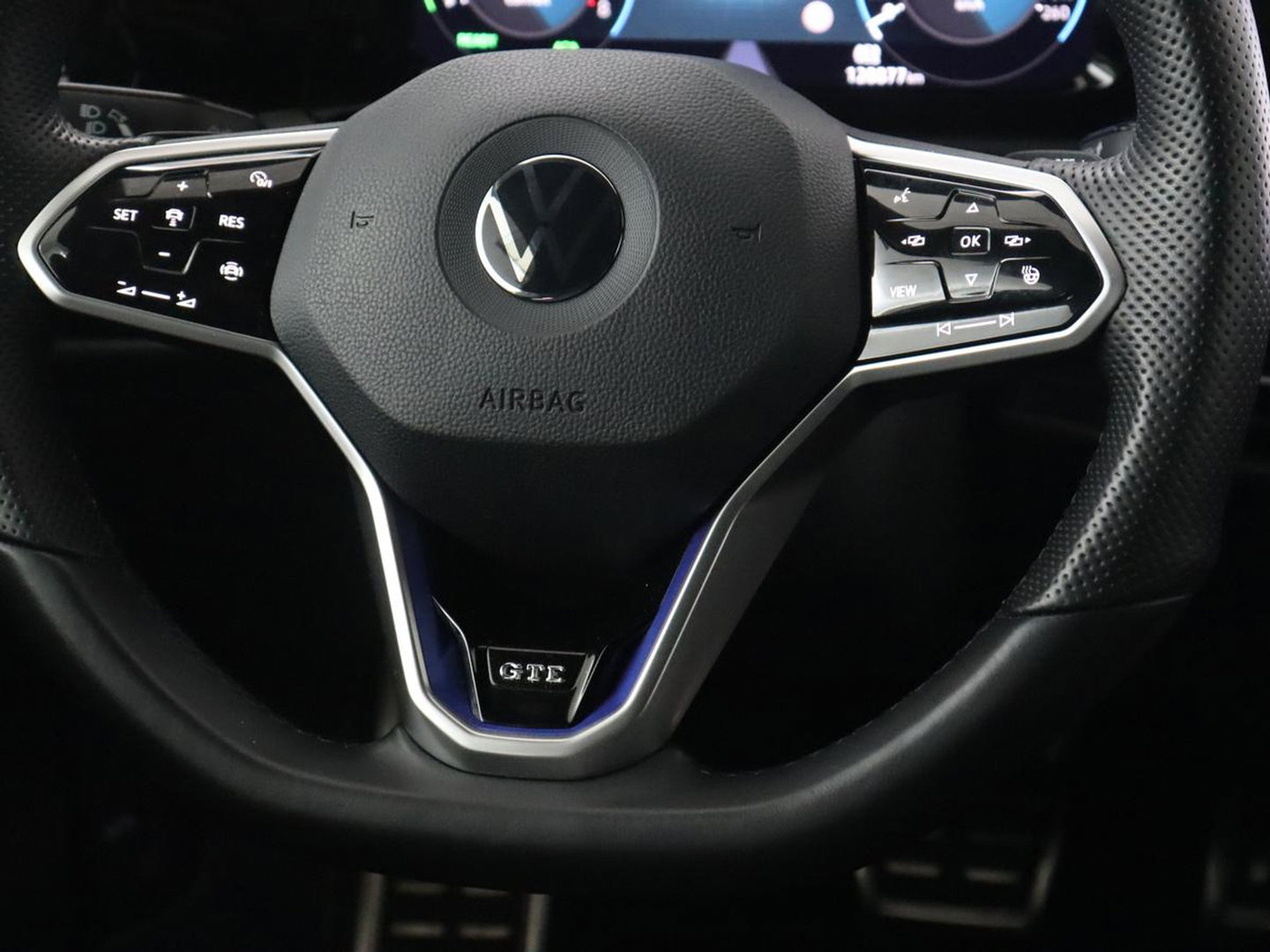 Volkswagen Golf 1.4 eHybrid GTE | SOH 93% | Stoelverwarming | Trekhaak | Carplay | Adaptive cruise | 18'' | Sportstoelen | Navigatie | Sfeerverlichting | Climate control | Parkeerhulp | PHEV | Plug In