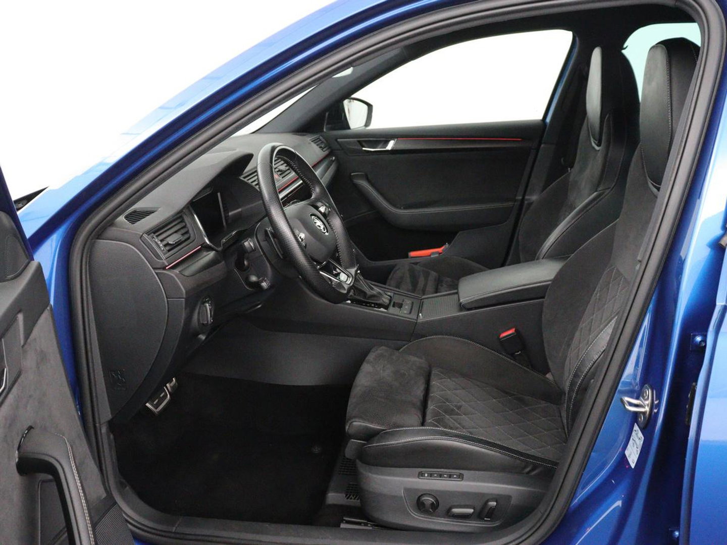 Škoda Superb 1.4 TSI iV Sportline | SOH 96% | 360 Camera | Adaptive cruise | Trekhaak | Achterbankverwarming | Canton Sound | Matrix LED | Alcantara | Stoelverwarming | Carplay | Navigatie | PHEV | Plug In