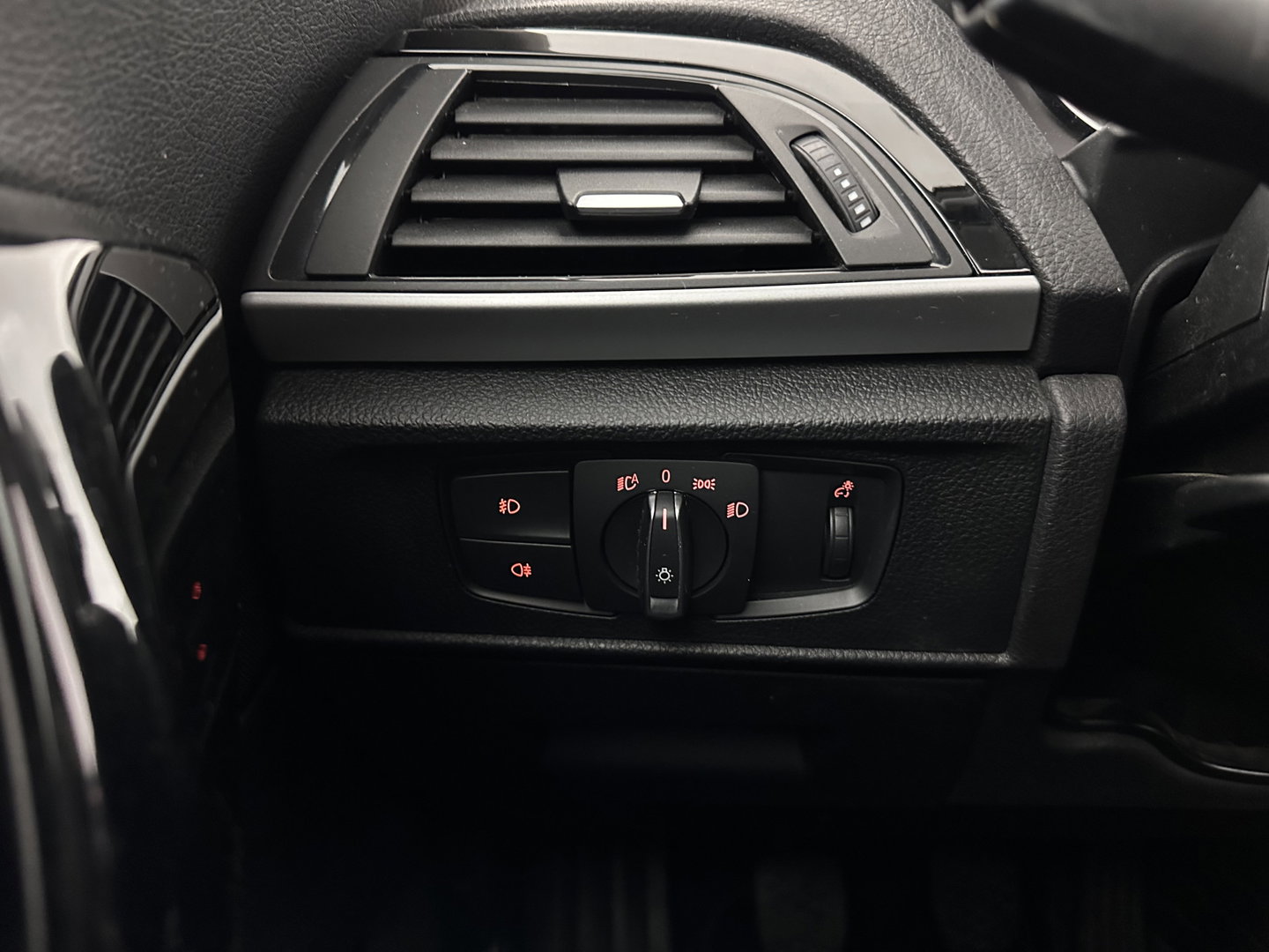 BMW 1-serie 116d EDE Corporate Lease Sport ⚠️GEARBOX AUDIBLE⚠️ *PANO | FULL-LED | HEATED-SPORTSEATS | KEYLESS | NAVI-FULLMAP | PRIVACY-GLASS | ECC | PDC | CRUISE | TOWBAR | 16''ALU*