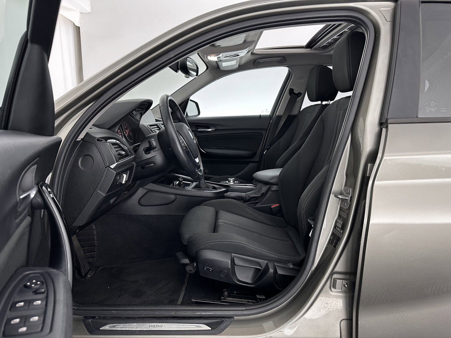 BMW 1-serie 116d EDE Corporate Lease Sport ⚠️GEARBOX AUDIBLE⚠️ *PANO | FULL-LED | HEATED-SPORTSEATS | KEYLESS | NAVI-FULLMAP | PRIVACY-GLASS | ECC | PDC | CRUISE | TOWBAR | 16''ALU*