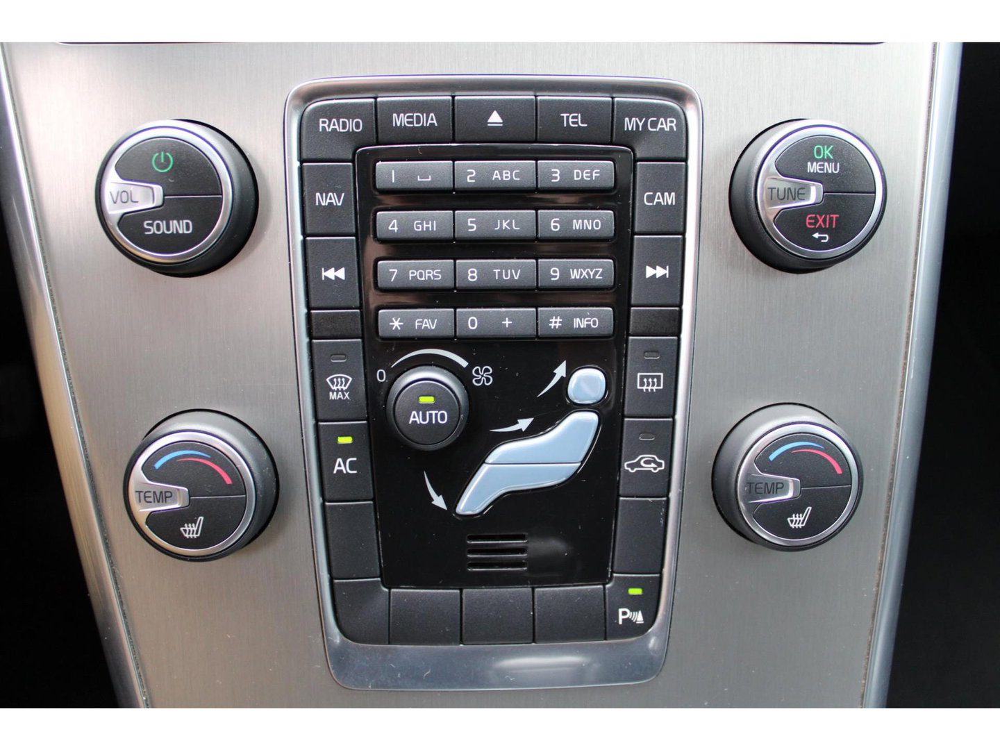 Volvo XC60 5 Cilinder Geartronic Summum | Trekhaak 1600 kg | Panoramadak | Camera | Stoelverwarming |