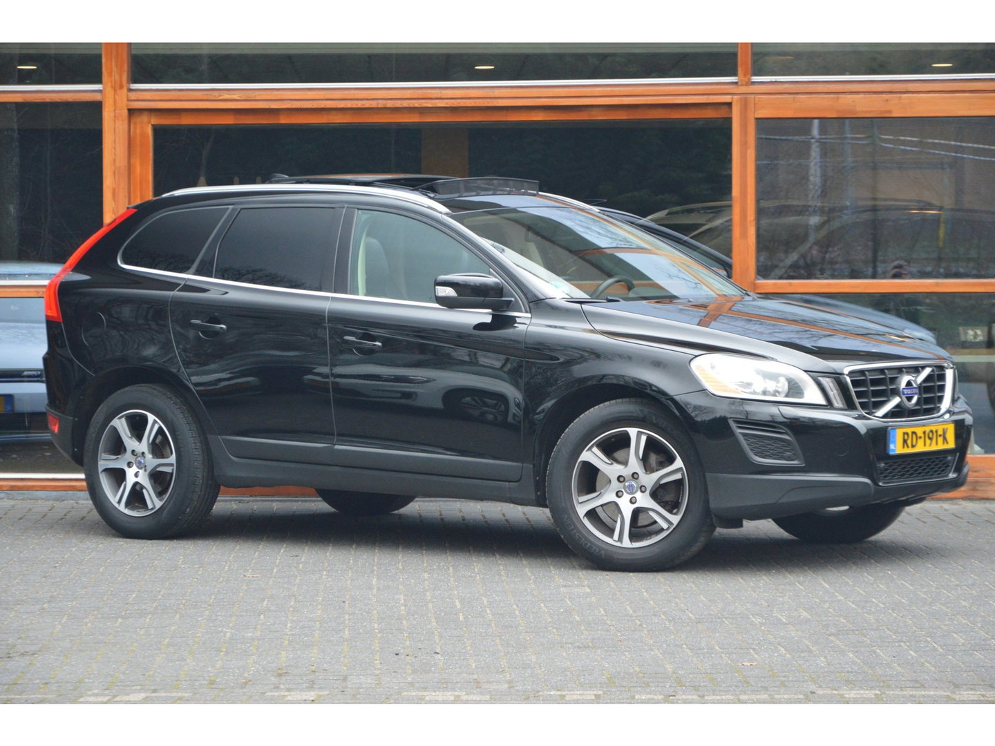 Volvo XC60 5 Cilinder Geartronic Summum | Trekhaak 1600 kg | Panoramadak | Camera | Stoelverwarming |