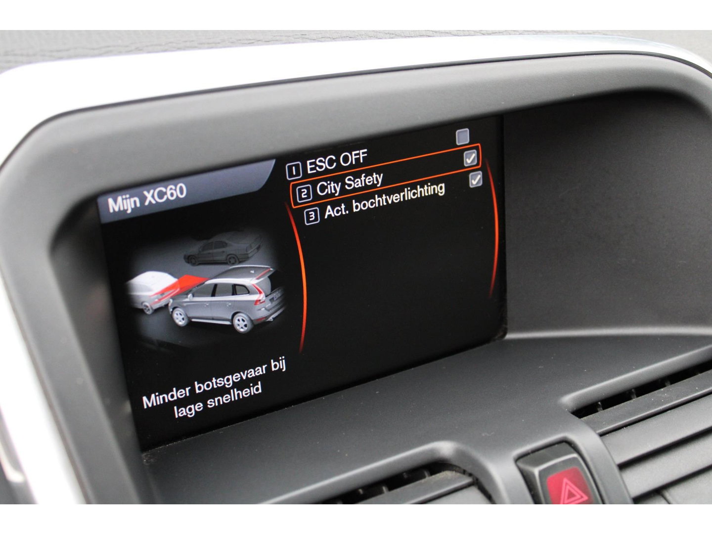 Volvo XC60 5 Cilinder Geartronic Summum | Trekhaak 1600 kg | Panoramadak | Camera | Stoelverwarming |