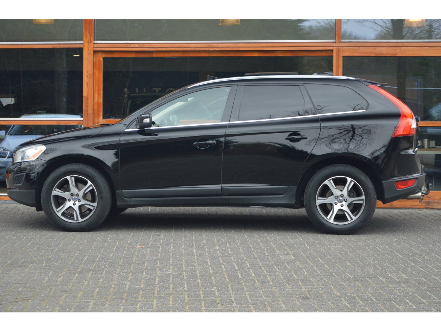Volvo XC60 5 Cilinder Geartronic Summum | Trekhaak 1600 kg | Panoramadak | Camera | Stoelverwarming |