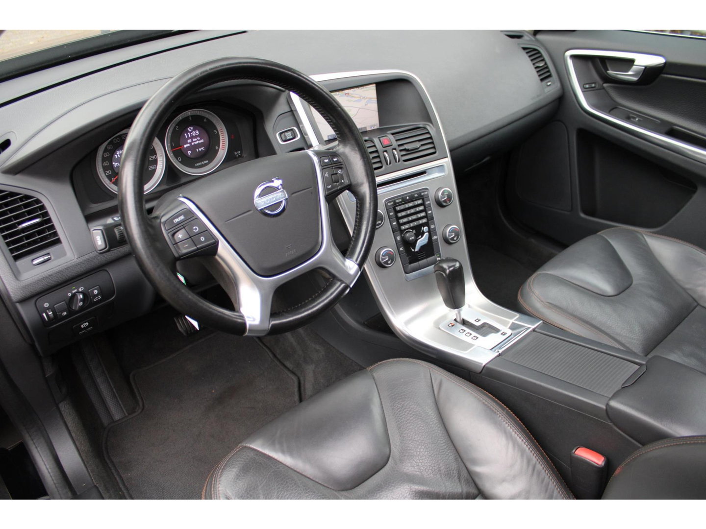 Volvo XC60 5 Cilinder Geartronic Summum | Trekhaak 1600 kg | Panoramadak | Camera | Stoelverwarming |