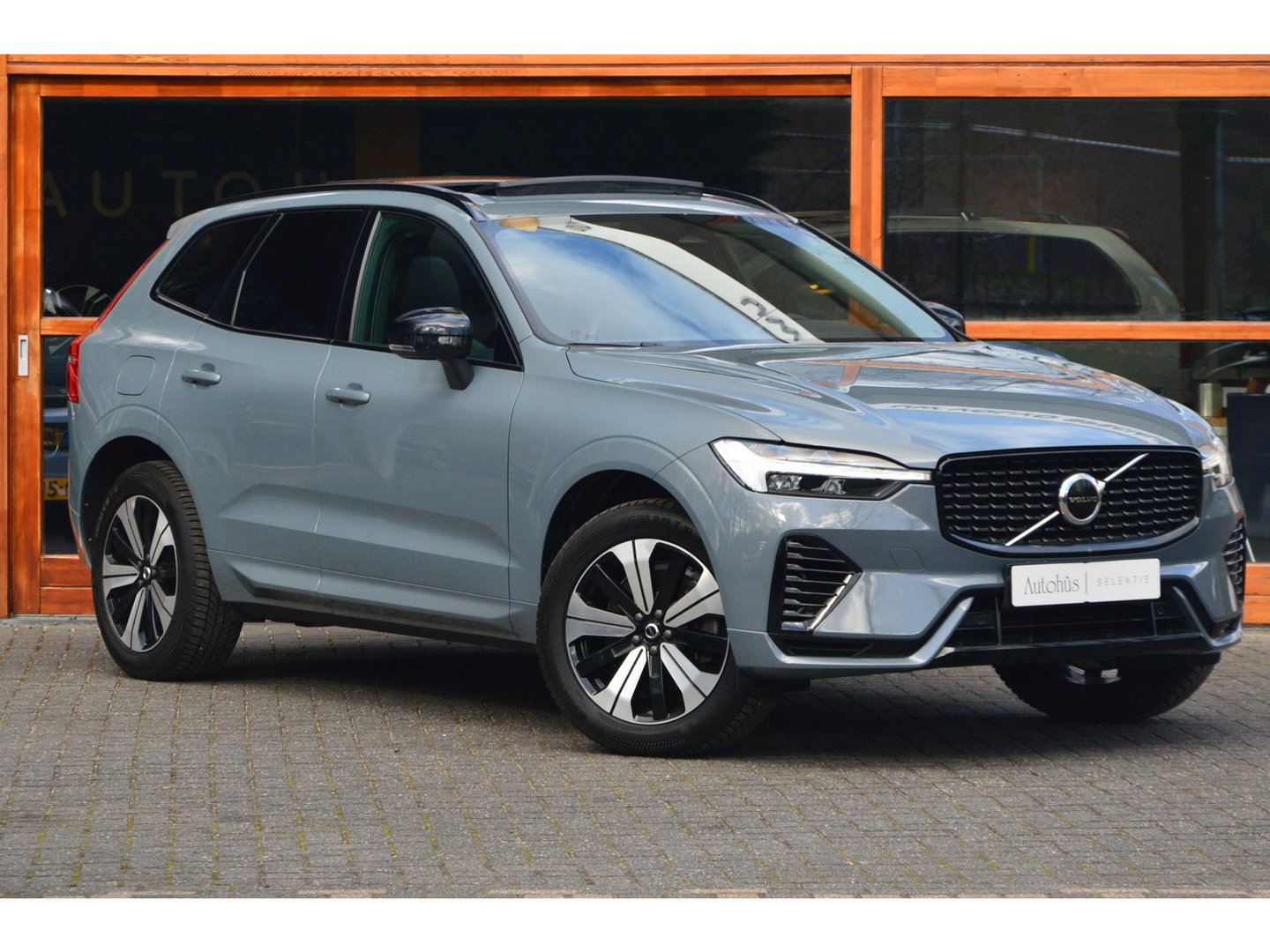 Volvo XC60 T6 Hybride AWD Plus Dark LONG RANGE | Panoramadak | Stoel + Stuur Verwarmd | Camera | Apple CarPlay |