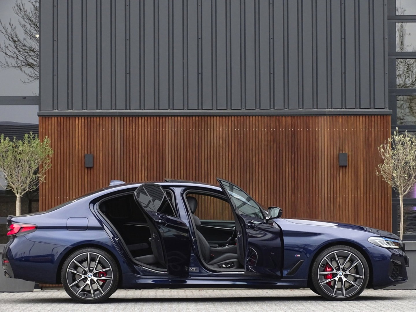 BMW 5 Serie 530e 292PK X-Drive M-Sport / Softclose / Individual / 360° / M-S