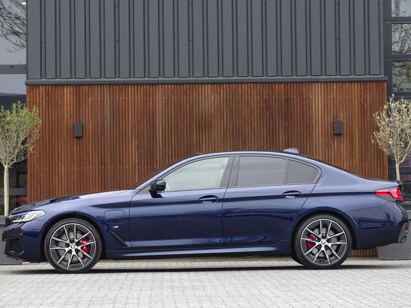 BMW 5 Serie 530e 292PK X-Drive M-Sport / Softclose / Individual / 360° / M-S