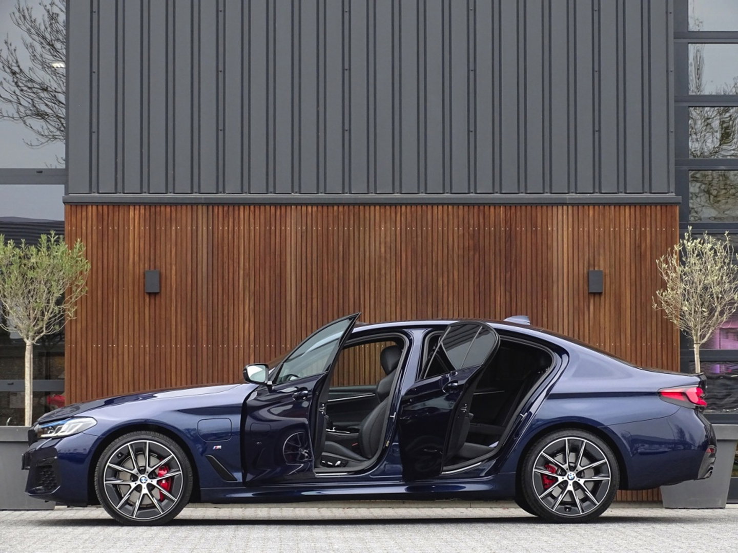 BMW 5 Serie 530e 292PK X-Drive M-Sport / Softclose / Individual / 360° / M-S