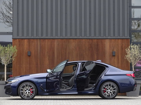 BMW 5 Serie 530e 292PK X-Drive M-Sport / Softclose / Individual / 360° / M-S