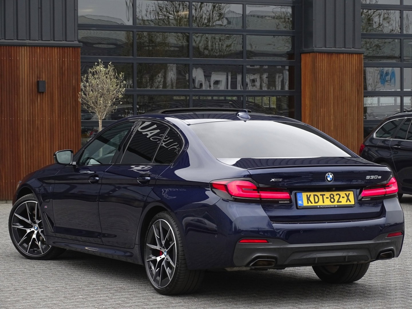 BMW 5 Serie 530e 292PK X-Drive M-Sport / Softclose / Individual / 360° / M-S