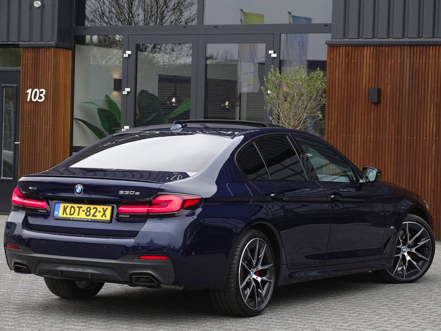 BMW 5 Serie 530e 292PK X-Drive M-Sport / Softclose / Individual / 360° / M-S