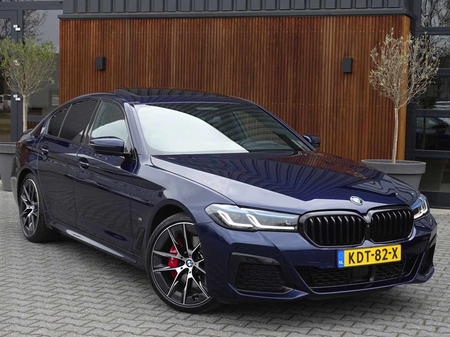 BMW 5 Serie 530e 292PK X-Drive M-Sport / Softclose / Individual / 360° / M-S
