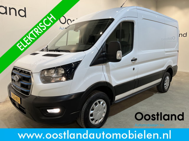 Ford E-Transit - 390 (3500 kg) L2H2 Trend 68 kWh / 100% Elektrisch !! / Airco / Cruise Control / CarPlay / Camera / Navigatie / 3-Zits /