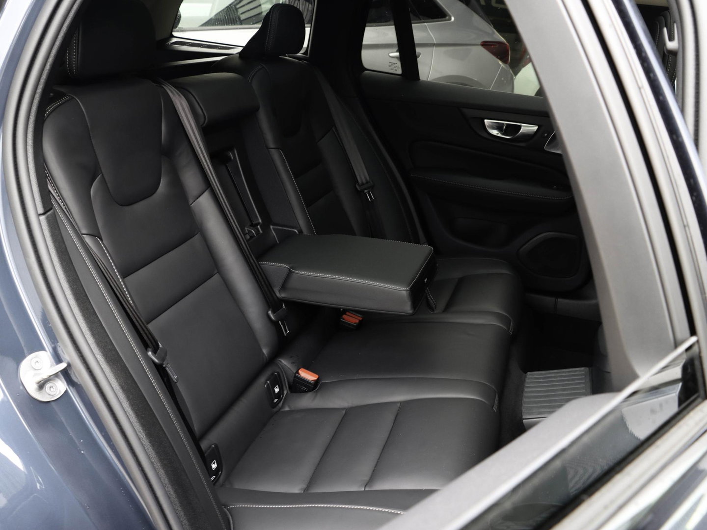 Volvo V60 T8 AWD Ultra Dark Bowers & Wilkins Massage 360 Cam Pano