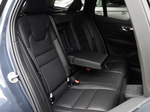 Volvo V60 T8 AWD Ultra Dark Bowers & Wilkins Massage 360 Cam Pano