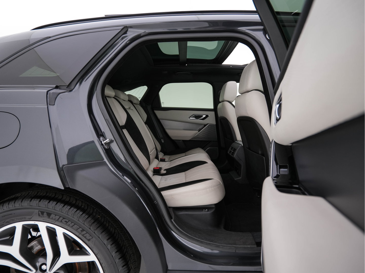 Land Rover Range Rover Velar 2.0 I4 AWD R-Dynamic HSE Aut. *PANO | LEATHER | FULL-LED | MEMORY-PACK | BLINDSPOT | MERIDIAN-SURROUND | DIGI-COCKPIT | CAMERA | KEYLESS | HEATED-COMFORTSEATS | PRIVACYGLASS | SHIFTPADDLES | HEAD-UP | 21"ALU*