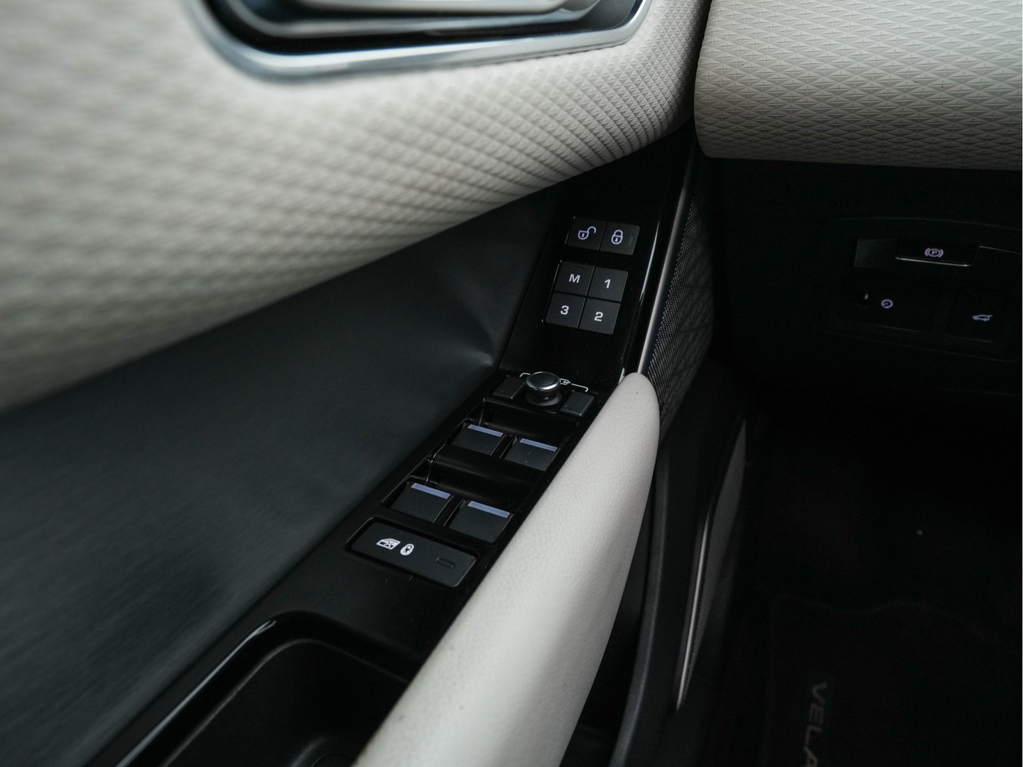 Land Rover Range Rover Velar 2.0 I4 AWD R-Dynamic HSE Aut. *PANO | LEATHER | FULL-LED | MEMORY-PACK | BLINDSPOT | MERIDIAN-SURROUND | DIGI-COCKPIT | CAMERA | KEYLESS | HEATED-COMFORTSEATS | PRIVACYGLASS | SHIFTPADDLES | HEAD-UP | 21"ALU*