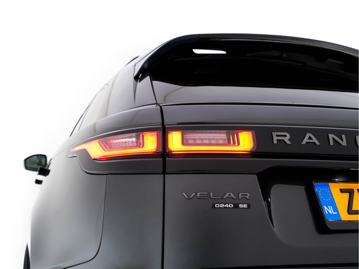 Land Rover Range Rover Velar 2.0 I4 AWD R-Dynamic HSE Aut. *PANO | LEATHER | FULL-LED | MEMORY-PACK | BLINDSPOT | MERIDIAN-SURROUND | DIGI-COCKPIT | CAMERA | KEYLESS | HEATED-COMFORTSEATS | PRIVACYGLASS | SHIFTPADDLES | HEAD-UP | 21"ALU*