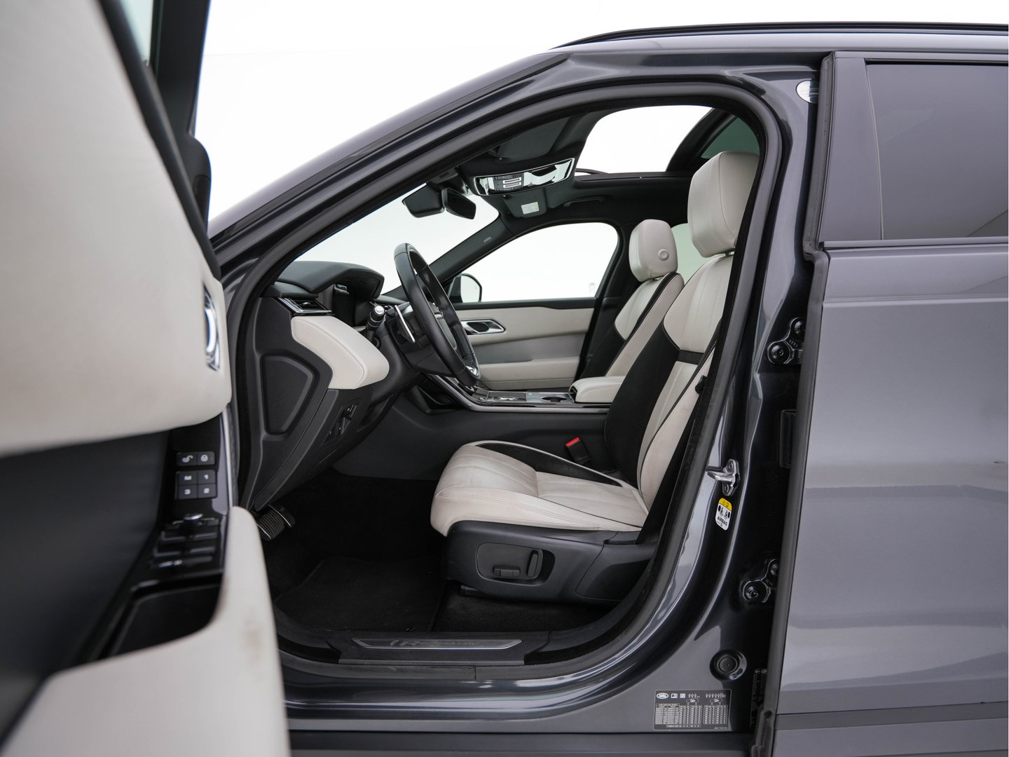 Land Rover Range Rover Velar 2.0 I4 AWD R-Dynamic HSE Aut. *PANO | LEATHER | FULL-LED | MEMORY-PACK | BLINDSPOT | MERIDIAN-SURROUND | DIGI-COCKPIT | CAMERA | KEYLESS | HEATED-COMFORTSEATS | PRIVACYGLASS | SHIFTPADDLES | HEAD-UP | 21"ALU*