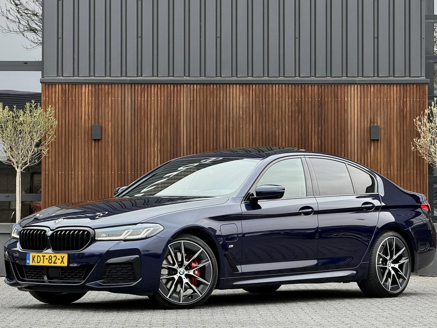 BMW 5 Serie 530e 292PK X-Drive M-Sport / Softclose / Individual / 360° / M-S
