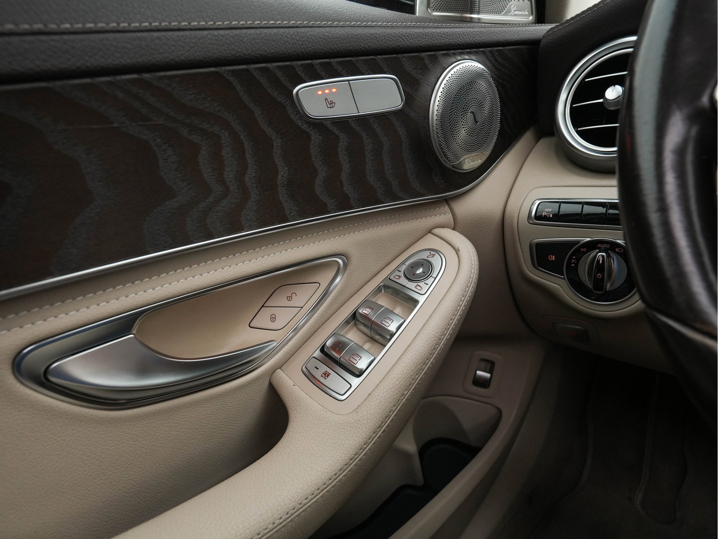 Mercedes-Benz C-Klasse 350 e Lease Edition Aut. *PANO | LUXURY-LEATHER | BURMESTER-AUDIO | FULL-LED | NAVI-FULLMAP | HEATED-SPORTSEATS | CAMERA | AIRMATIC | PRIVACY-GLASS | ECC | CRUISE | KEYLESS | 17''ALU*