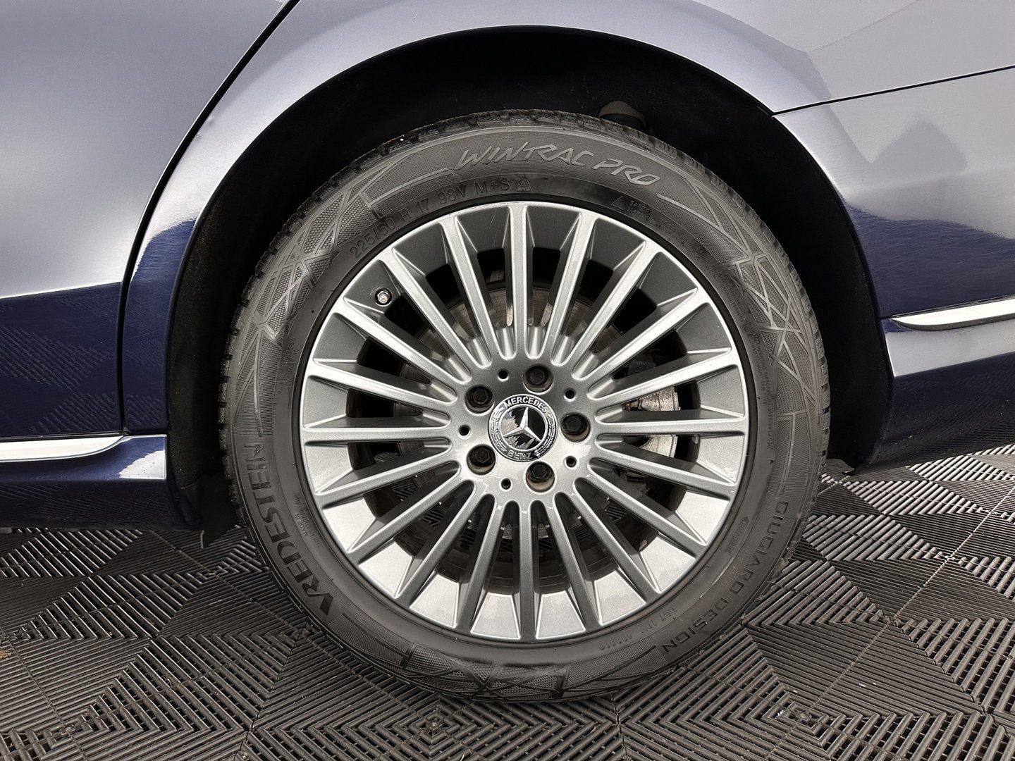 Mercedes-Benz C-Klasse 350 e Lease Edition Aut. *PANO | LUXURY-LEATHER | BURMESTER-AUDIO | FULL-LED | NAVI-FULLMAP | HEATED-SPORTSEATS | CAMERA | AIRMATIC | PRIVACY-GLASS | ECC | CRUISE | KEYLESS | 17''ALU*