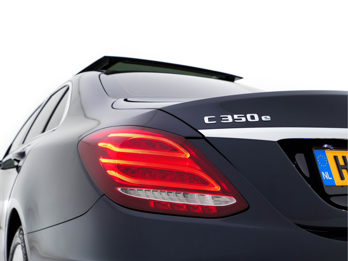 Mercedes-Benz C-Klasse 350 e Lease Edition Aut. *PANO | LUXURY-LEATHER | BURMESTER-AUDIO | FULL-LED | NAVI-FULLMAP | HEATED-SPORTSEATS | CAMERA | AIRMATIC | PRIVACY-GLASS | ECC | CRUISE | KEYLESS | 17''ALU*