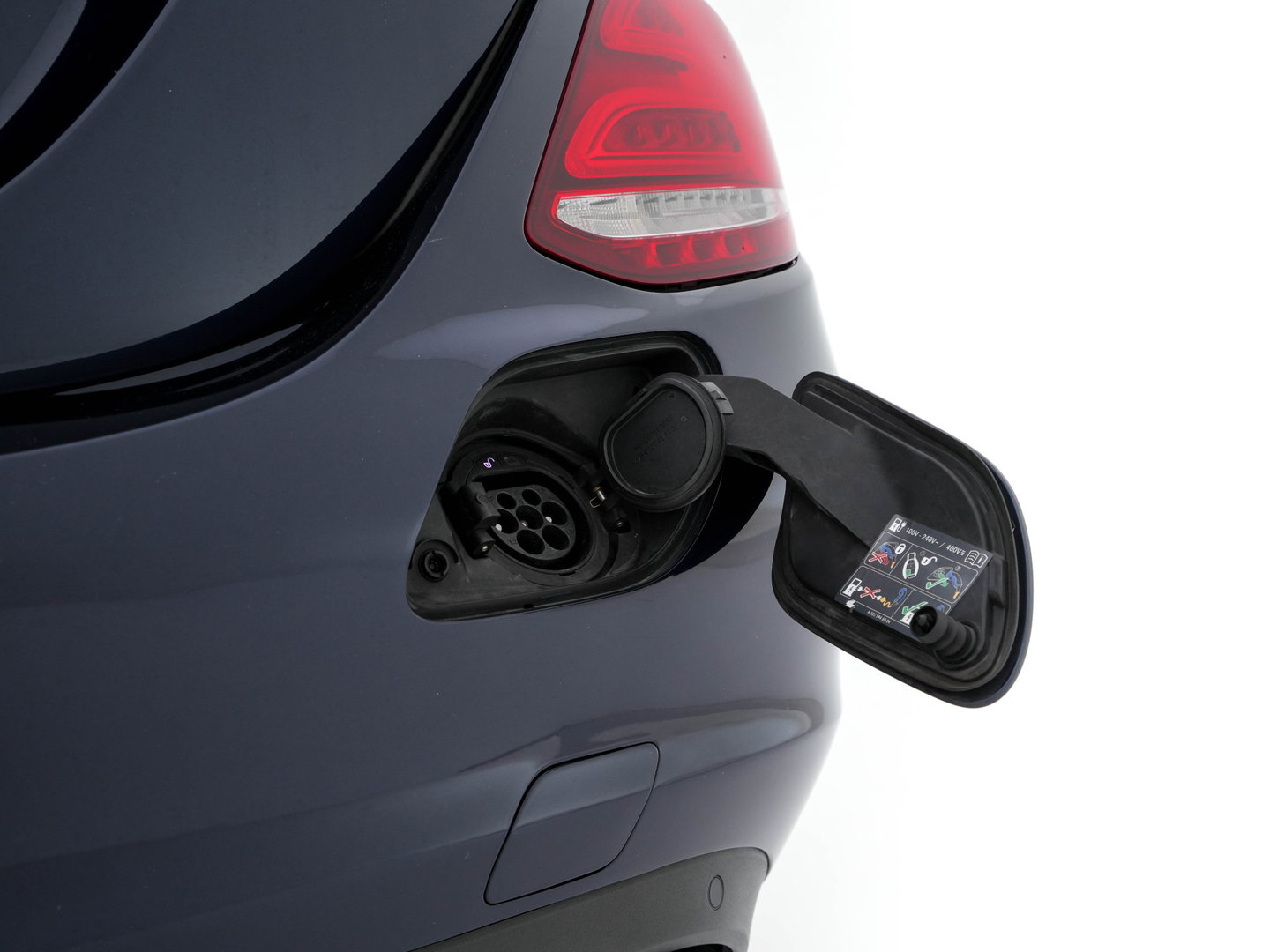 Mercedes-Benz C-Klasse 350 e Lease Edition Aut. *PANO | LUXURY-LEATHER | BURMESTER-AUDIO | FULL-LED | NAVI-FULLMAP | HEATED-SPORTSEATS | CAMERA | AIRMATIC | PRIVACY-GLASS | ECC | CRUISE | KEYLESS | 17''ALU*