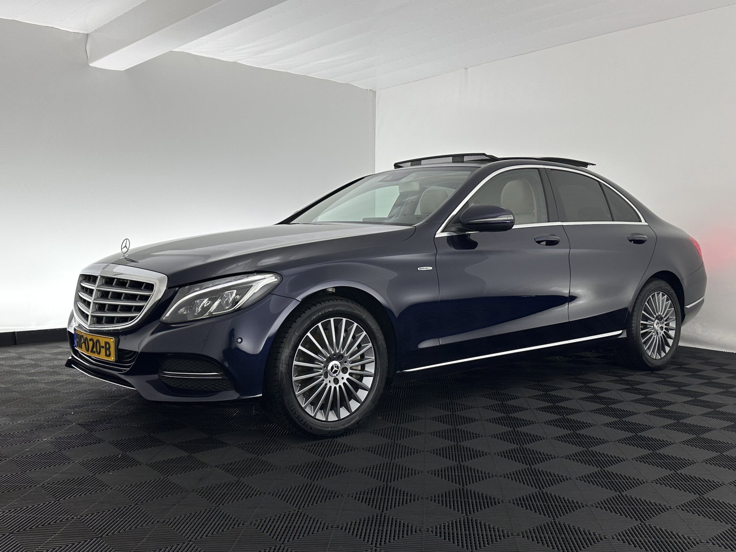 Mercedes-Benz C-Klasse 350 e Lease Edition Aut. *PANO | LUXURY-LEATHER | BURMESTER-AUDIO | FULL-LED | NAVI-FULLMAP | HEATED-SPORTSEATS | CAMERA | AIRMATIC | PRIVACY-GLASS | ECC | CRUISE | KEYLESS | 17''ALU*