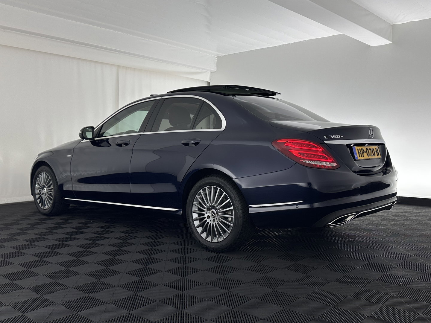 Mercedes-Benz C-Klasse 350 e Lease Edition Aut. *PANO | LUXURY-LEATHER | BURMESTER-AUDIO | FULL-LED | NAVI-FULLMAP | HEATED-SPORTSEATS | CAMERA | AIRMATIC | PRIVACY-GLASS | ECC | CRUISE | KEYLESS | 17''ALU*