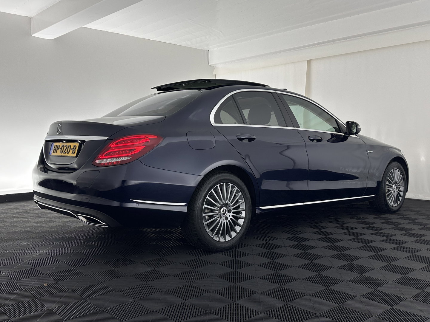 Mercedes-Benz C-Klasse 350 e Lease Edition Aut. *PANO | LUXURY-LEATHER | BURMESTER-AUDIO | FULL-LED | NAVI-FULLMAP | HEATED-SPORTSEATS | CAMERA | AIRMATIC | PRIVACY-GLASS | ECC | CRUISE | KEYLESS | 17''ALU*
