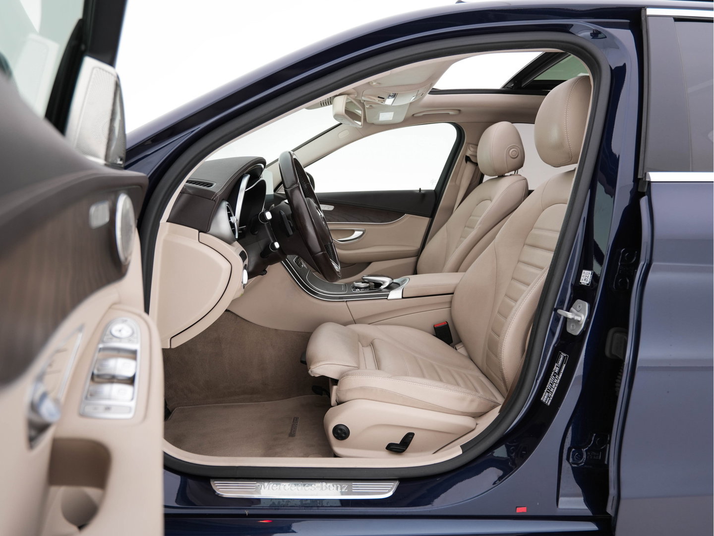 Mercedes-Benz C-Klasse 350 e Lease Edition Aut. *PANO | LUXURY-LEATHER | BURMESTER-AUDIO | FULL-LED | NAVI-FULLMAP | HEATED-SPORTSEATS | CAMERA | AIRMATIC | PRIVACY-GLASS | ECC | CRUISE | KEYLESS | 17''ALU*