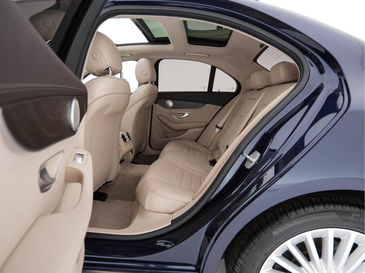 Mercedes-Benz C-Klasse 350 e Lease Edition Aut. *PANO | LUXURY-LEATHER | BURMESTER-AUDIO | FULL-LED | NAVI-FULLMAP | HEATED-SPORTSEATS | CAMERA | AIRMATIC | PRIVACY-GLASS | ECC | CRUISE | KEYLESS | 17''ALU*