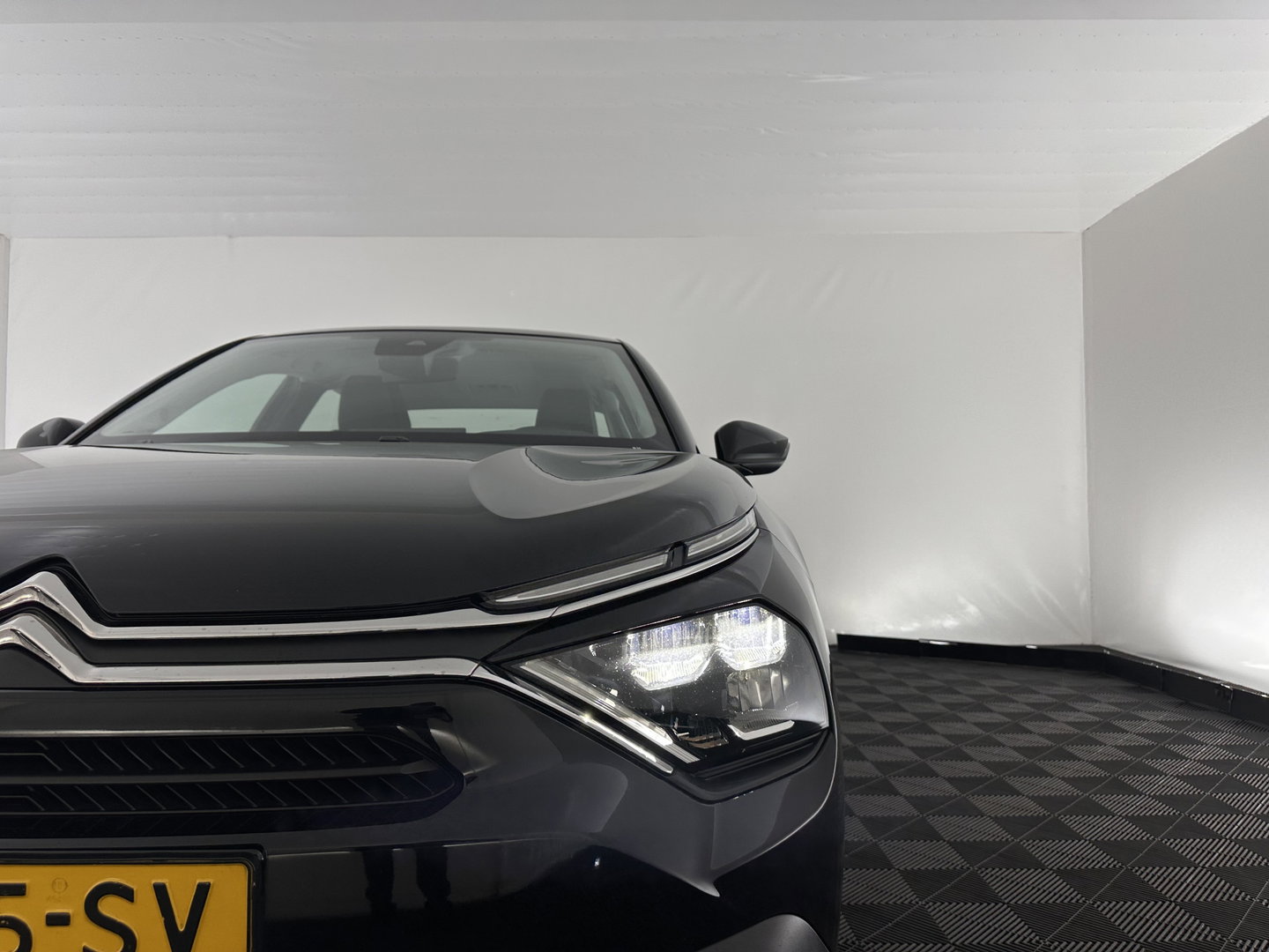 Citroën Ë-C4 X Feel Pack 50 kWh [ 3-Fase-11Kw ] {SOH-91%} (INCL-BTW) *HEATPUMP | FULL-LED | LEATHER-FABRIC | DIGI-COCKPIT | DAB | COMFORTSEATS | CAMERA | ECC | CARPLAY | LANE-ASSIST | PDC | CRUISE | 18''ALU*