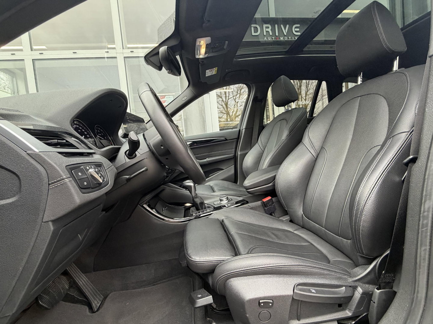 BMW X1 xDrive25e Bus Ed Plus M-Sport |Pano|HUD|HiFi|Cam|Sfeer|19"|Storm Bay|