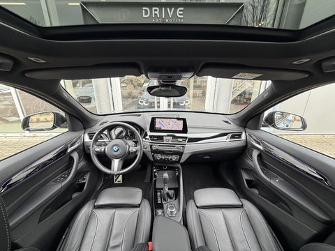 BMW X1 xDrive25e Bus Ed Plus M-Sport |Pano|HUD|HiFi|Cam|Sfeer|19"|Storm Bay|